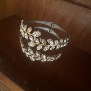 Elegant Silver Leaf Design Bracelet